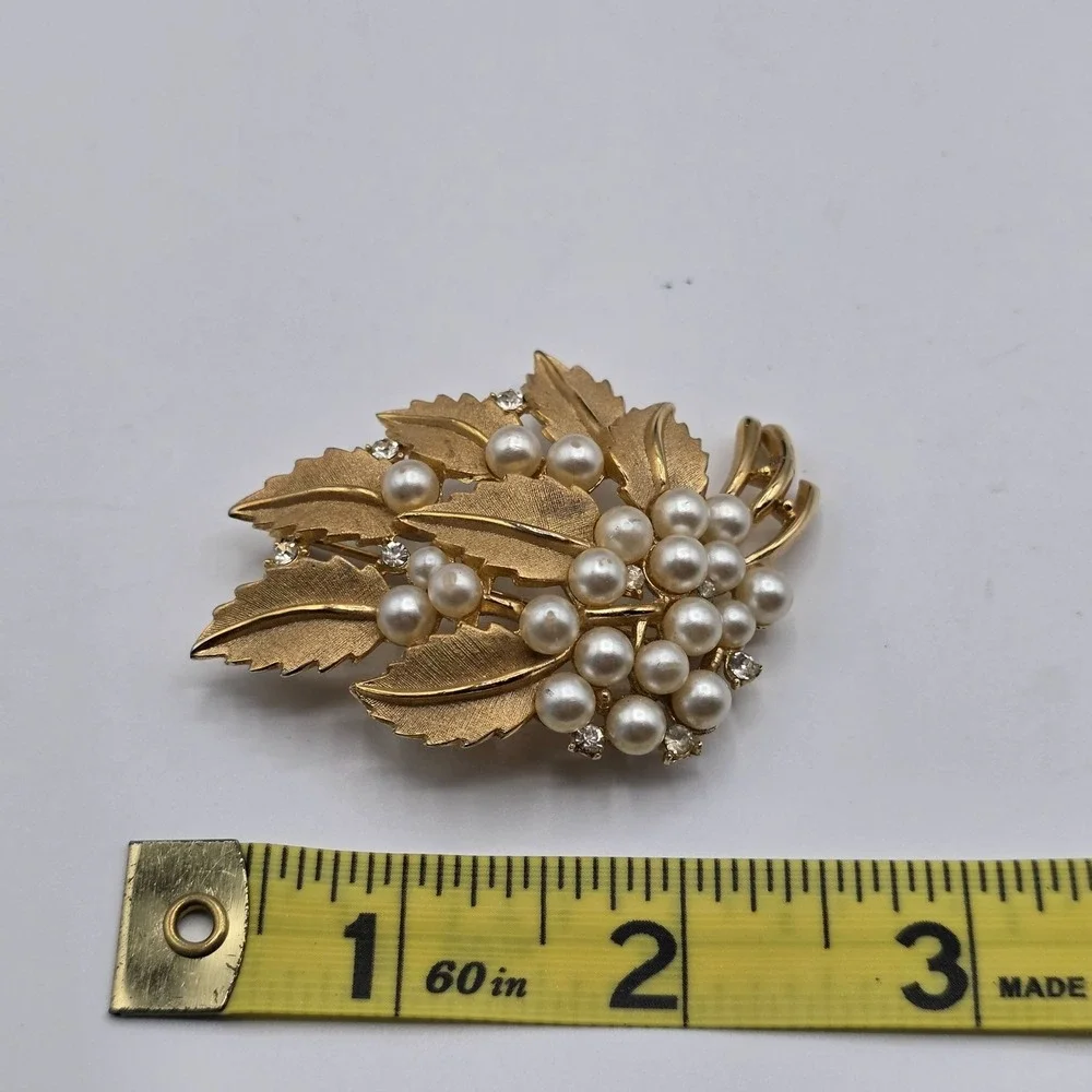 Crown Trifari Leaf Pearl Rhinestone Brooch Pin Vintage Gold‎ Tone Mid Century
